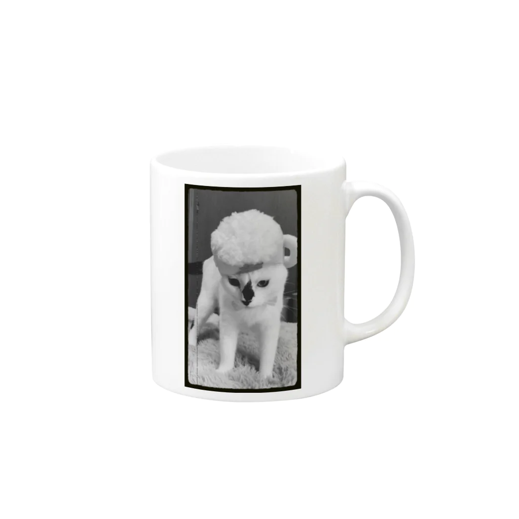 保護猫ベニとハクのリーゼントビールハク Mug :right side of the handle