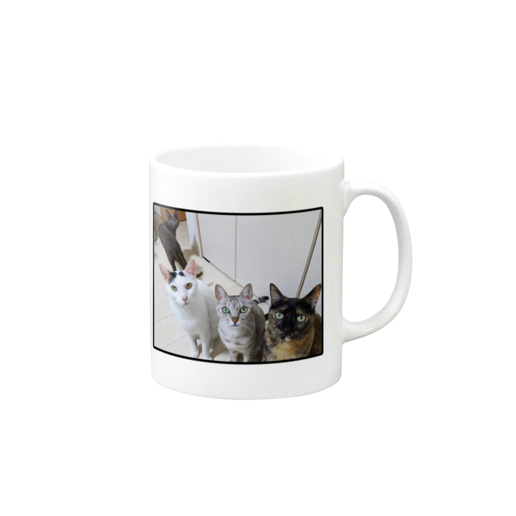 ねこほうチャンネル公式グッズのねこほう4匹集合マグカップ Mug :right side of the handle