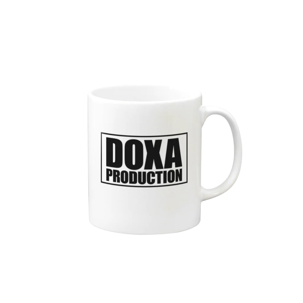 黒木空絵のDOXA PRODUCTION（黒） マグカップの取っ手の右面