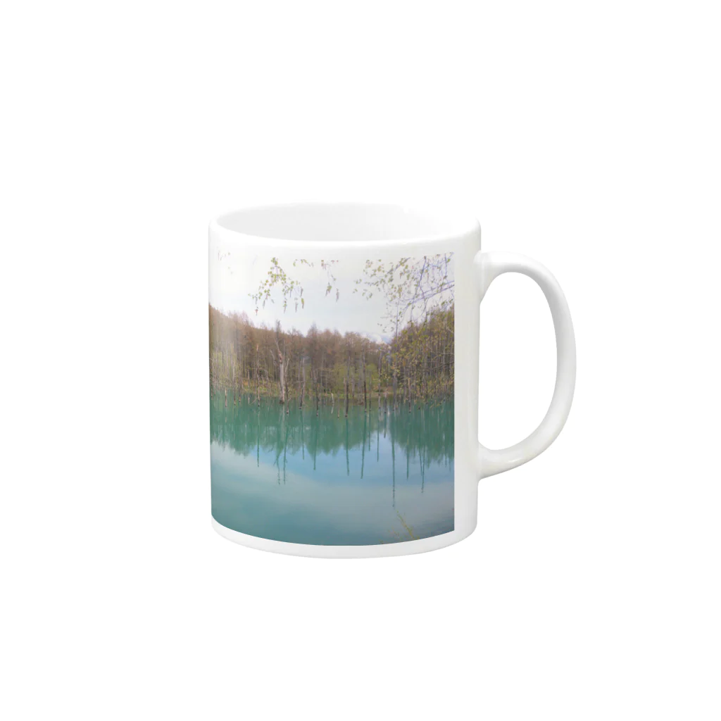 空飛ぶモモンガの美瑛ブルー～北海道 Mug :right side of the handle