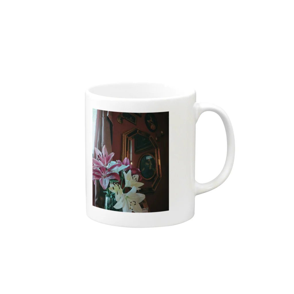 kotoのアンティークとユリ Mug :right side of the handle