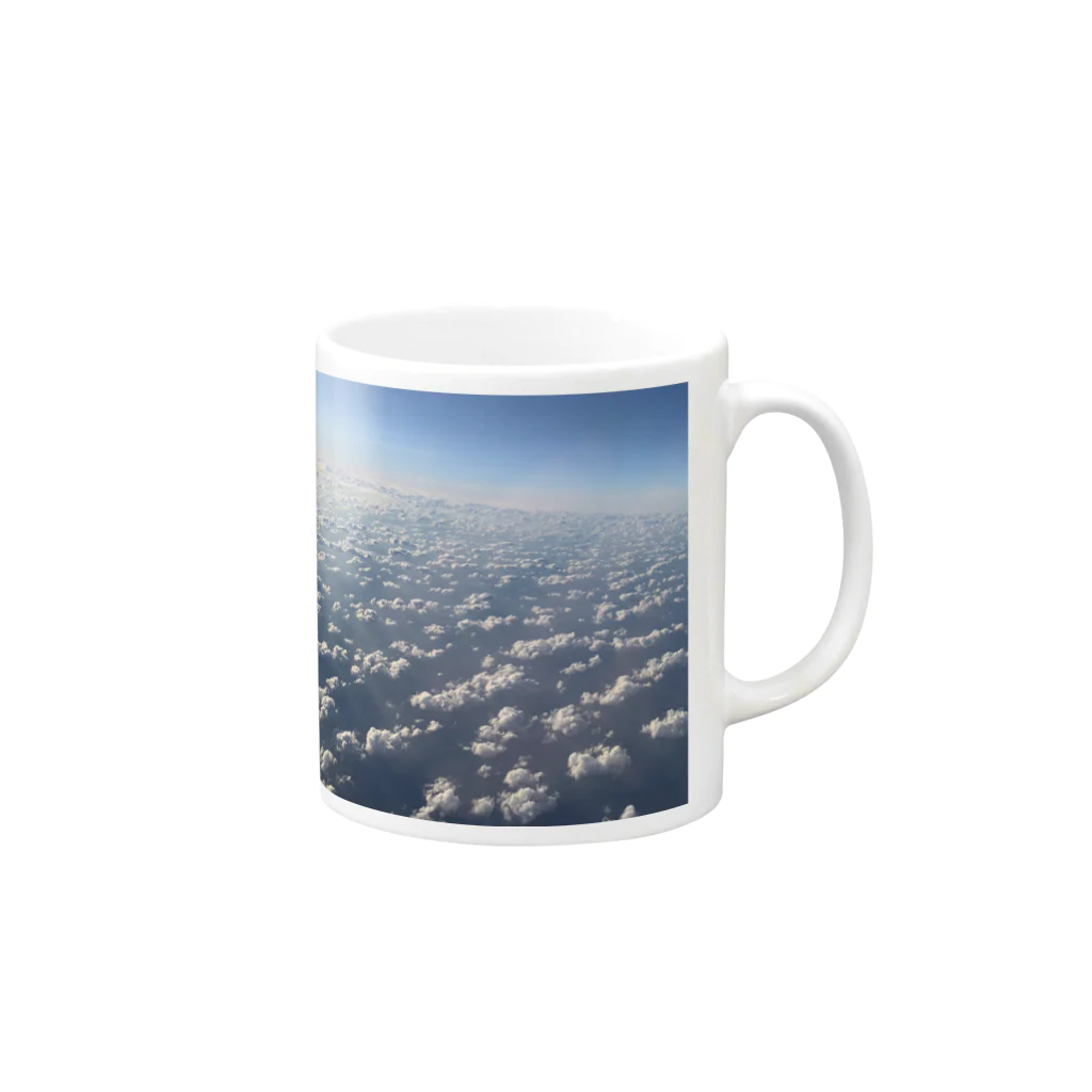 キャラバー会の空から見た雲 Mug :right side of the handle