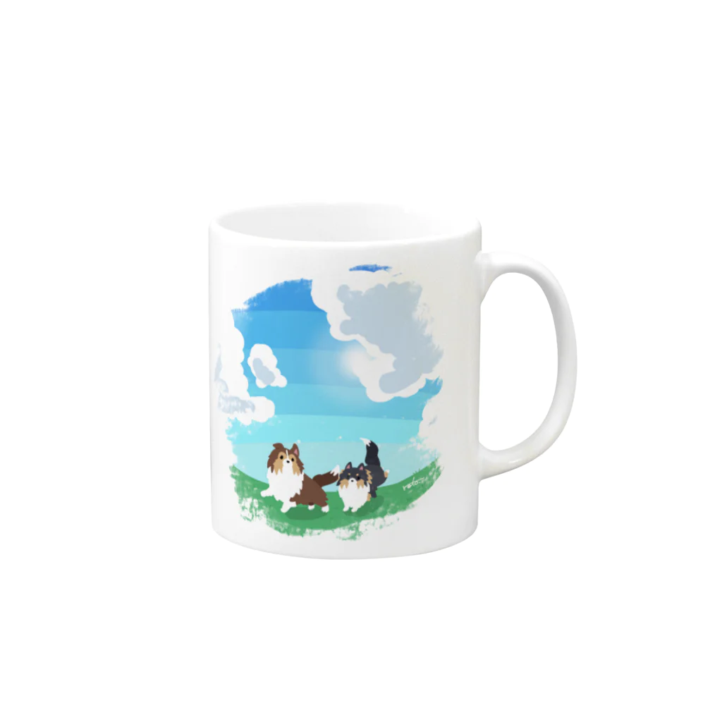 Kotetsu diary(SUZURI店)のシェルティ2匹×青空の下の草原 Mug :right side of the handle