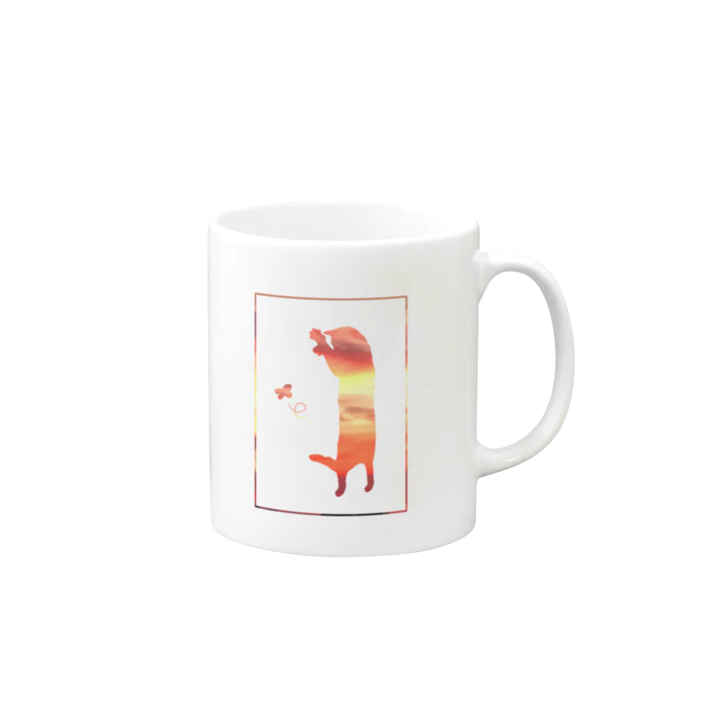 にゃんぽ　はぴねすの蝶と遊ぶ猫　夕陽 Mug :right side of the handle