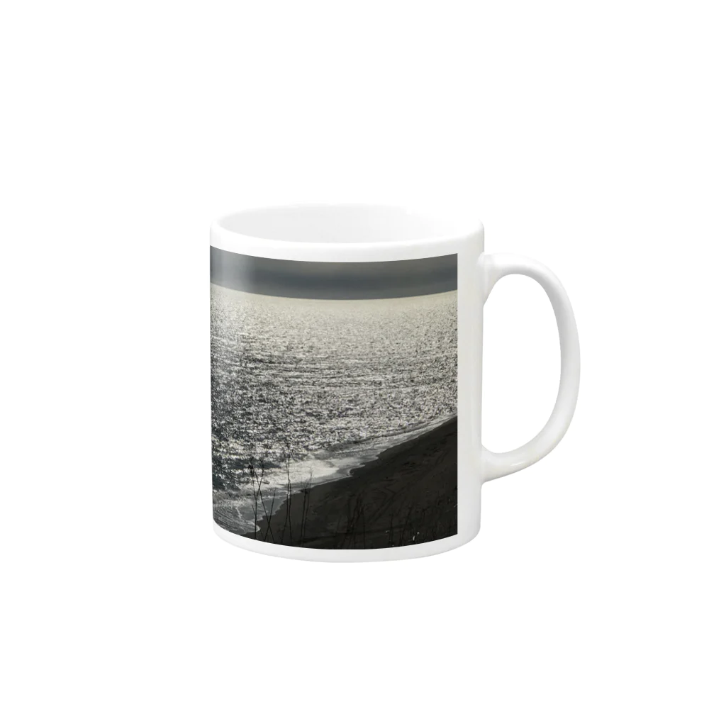 空屋　sorayakusakaの202004241513000　銀の海岸線 Mug :right side of the handle