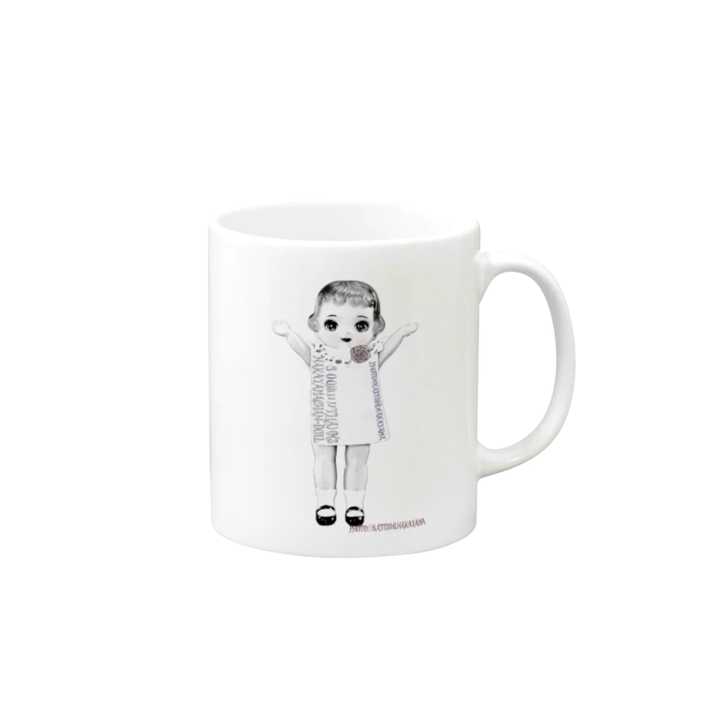 中山ちゃん人形商店の【300ホロワセルロイド人形ミーコ】全身タイプ Mug :right side of the handle