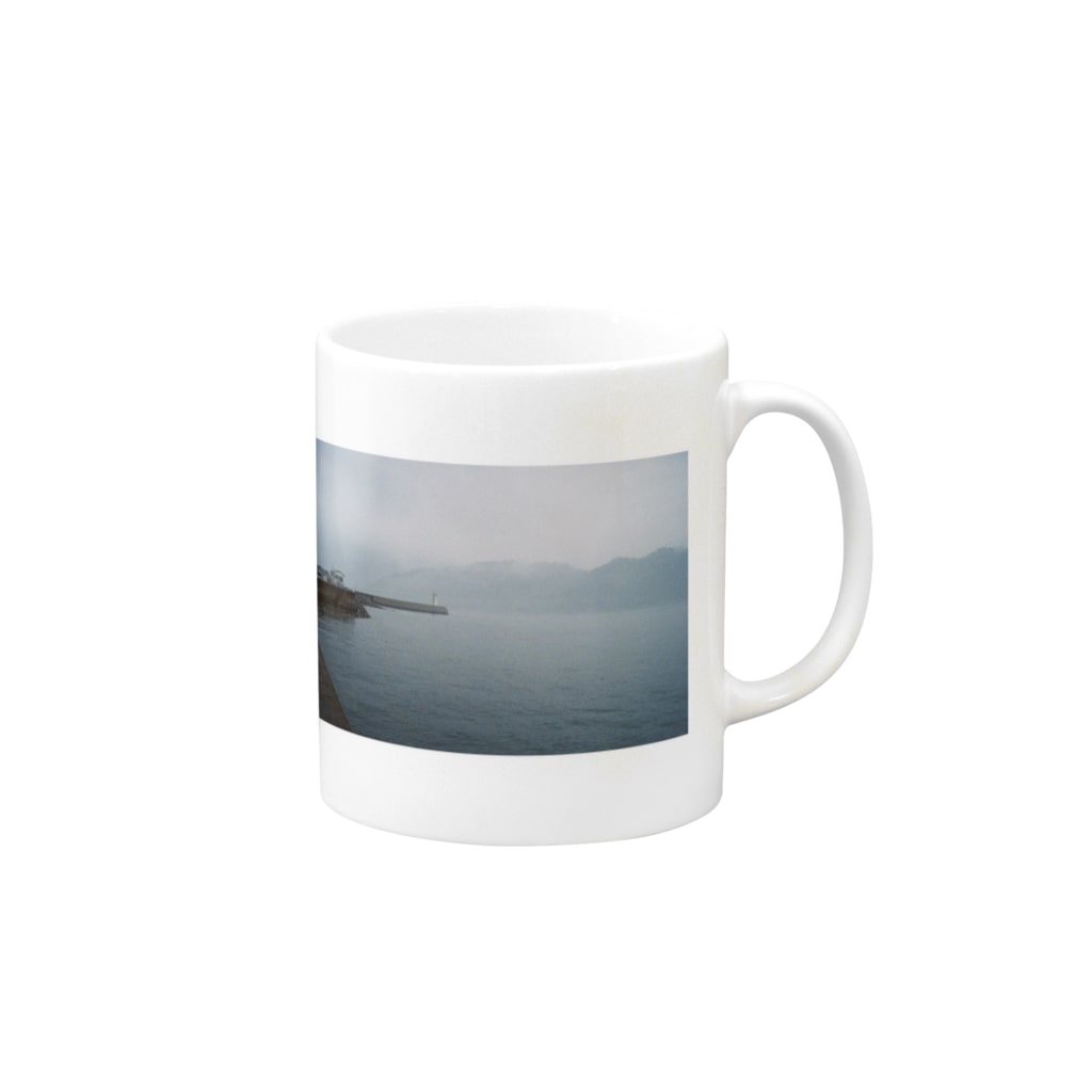 Esseの雨の日の海と白い灯台 Mug :right side of the handle