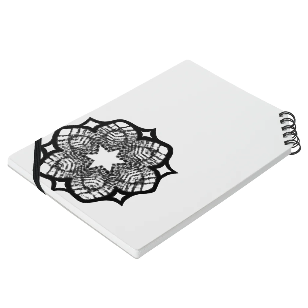 シンプルなグッズ やこ屋のレースの幾何学模様な花 Notebook :placed flat