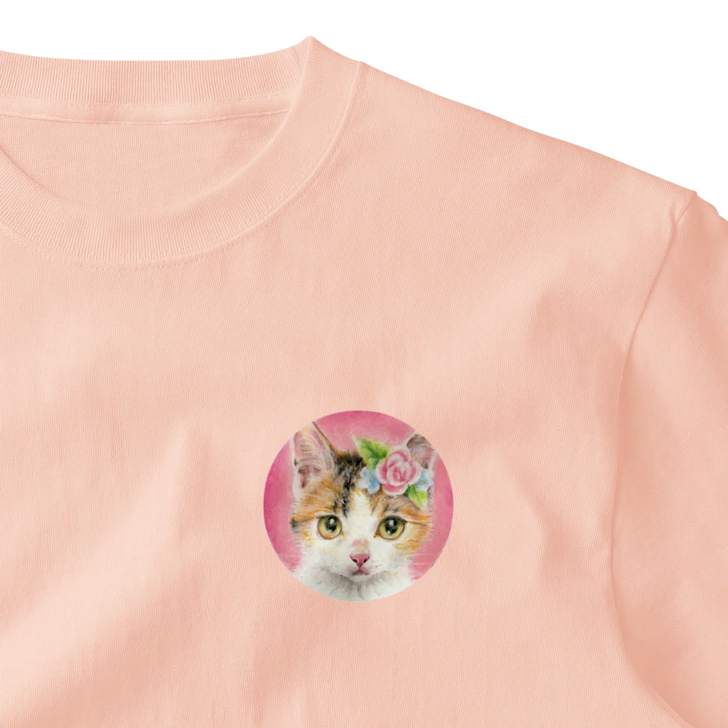 Ａｔｅｌｉｅｒ　Ｈｅｕｒｅｕｘの 花飾りをつけた三毛猫ちゃん　ミニパステル肖像画 One Point T-Shirt