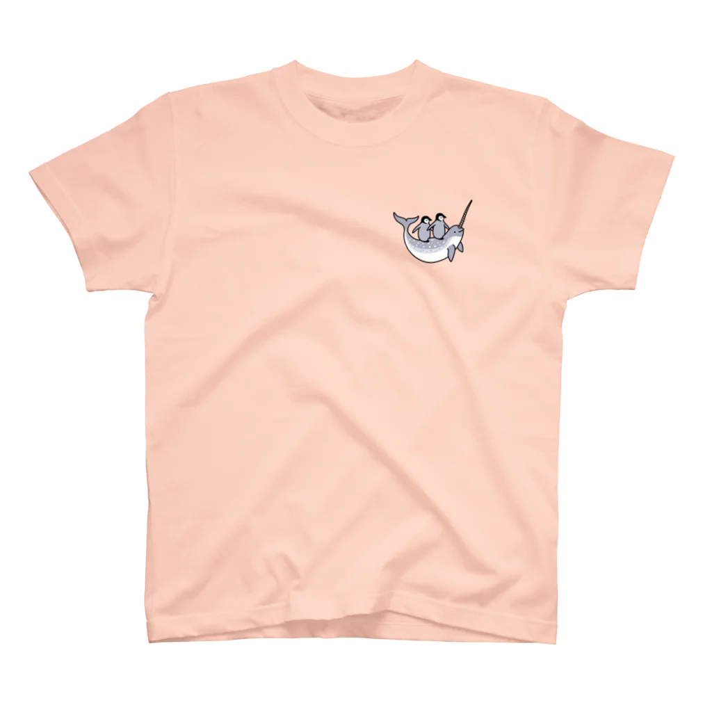 QROOVYのペンギンのヒナと遊ぶイッカクさん（文字無し） ワンポイントTシャツ