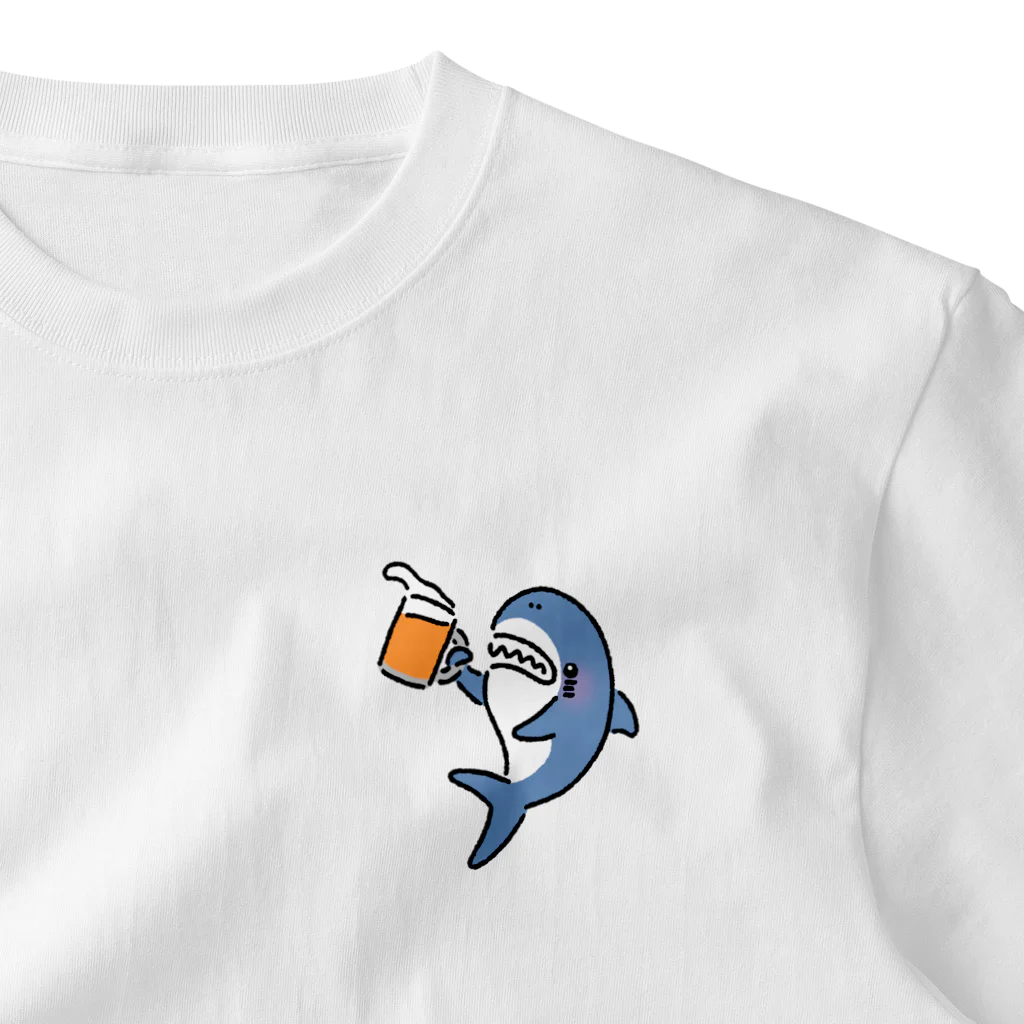 サメ わりとおもいのビールジョッキを掲げるサメ ワンポイントTシャツ