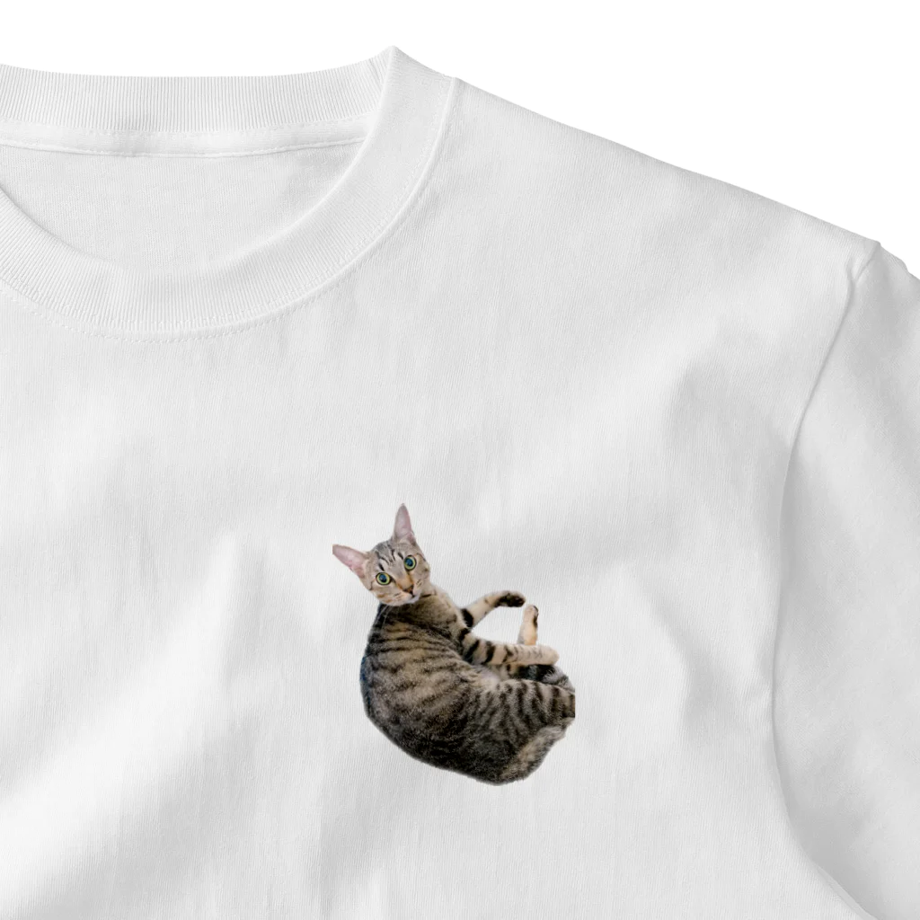 Emma y Linusのエマ　キジトラ　猫 ワンポイントTシャツ