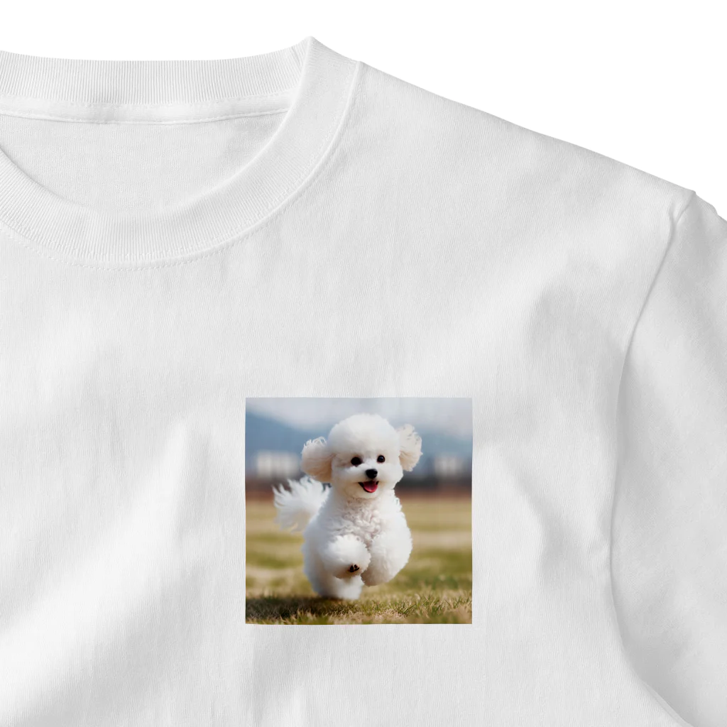 シュシュの部屋の野原を走るトイプードル （犬、わんちゃん） ワンポイントTシャツ