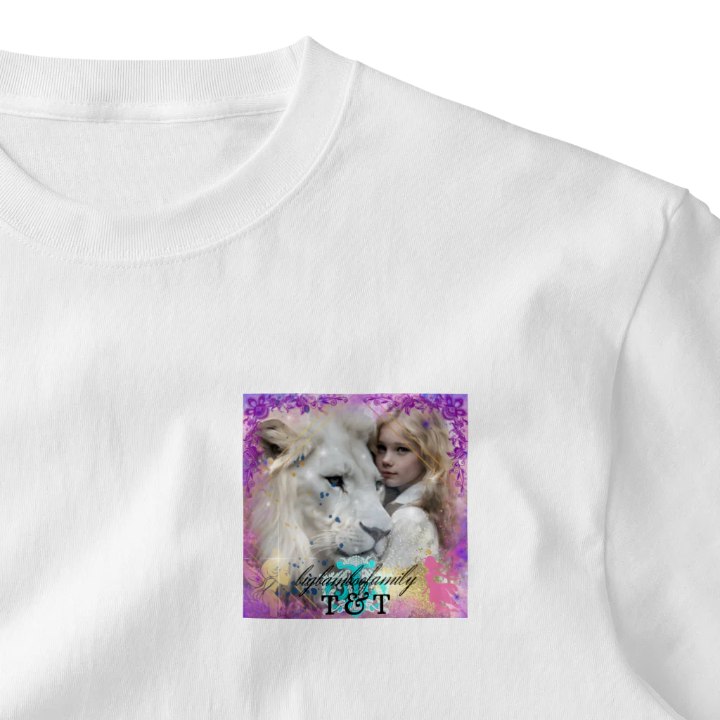 bigbamboofamilyの白いライオンと少女 ワンポイントTシャツ