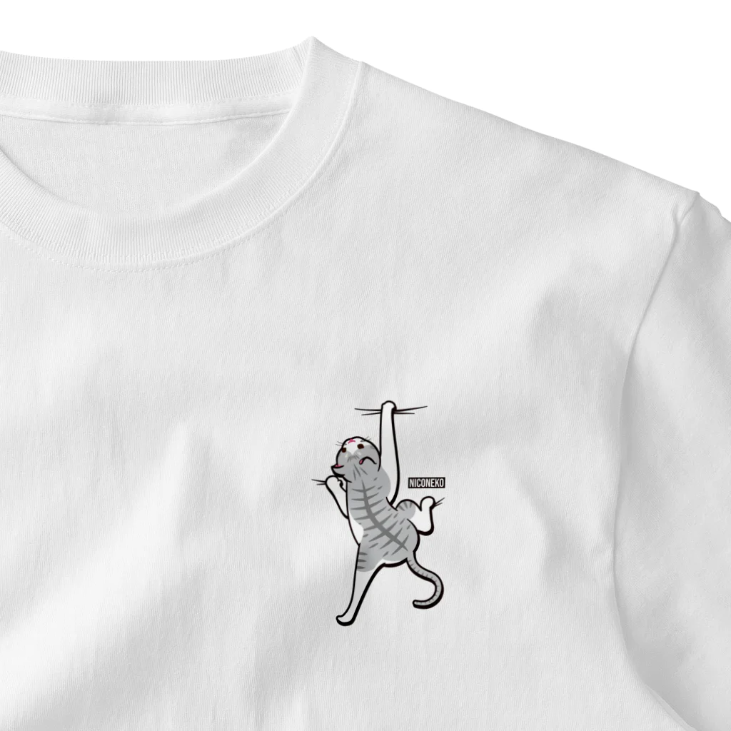 にこねこ【保護猫の保育園】のぶら下がりサバシロ猫　ワンポイントTシャツ ワンポイントTシャツ