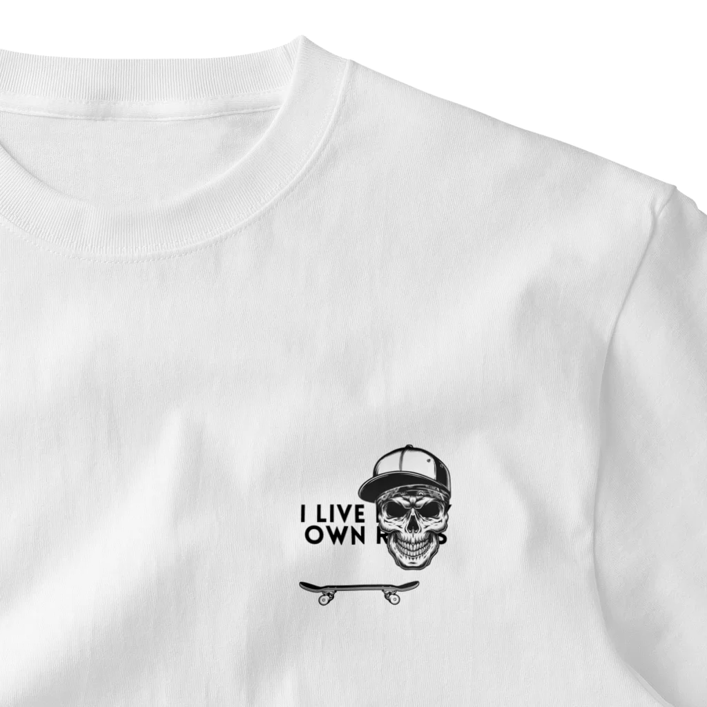 CHIBE86の "I live by my own rules." ワンポイントTシャツ