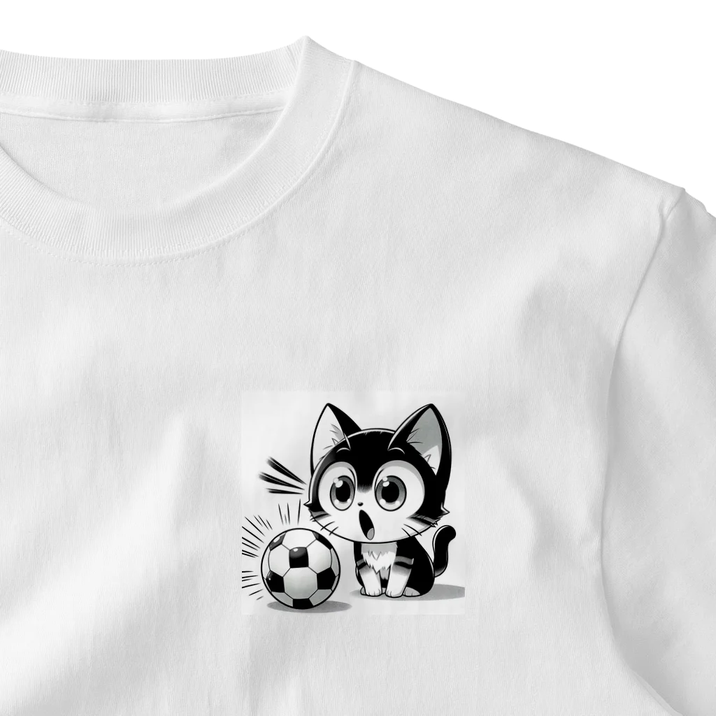 ボールボーイのサッカーボールに驚いてる猫 One Point T-Shirt