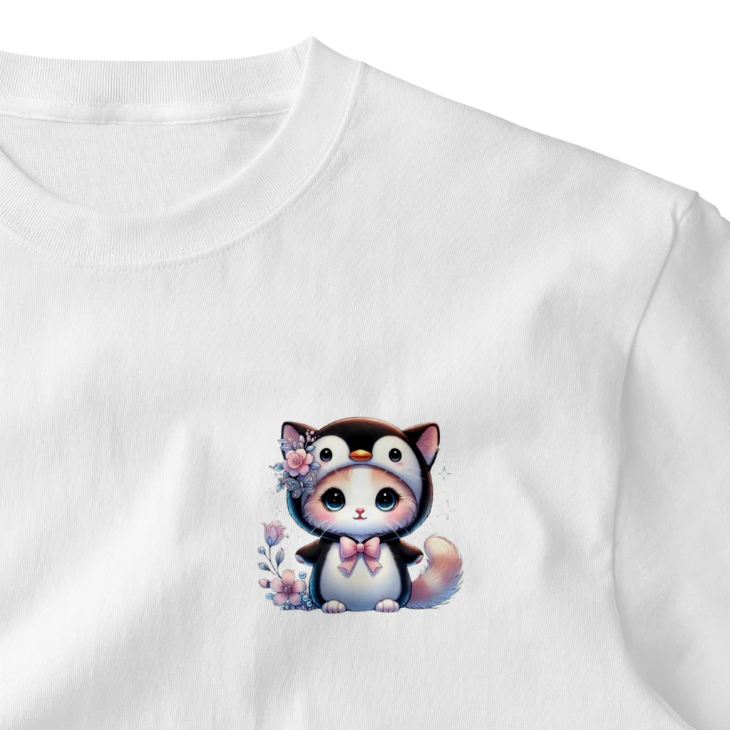 Snow-peaceのペンギンコスチュームのキュートな子猫 One Point T-Shirt