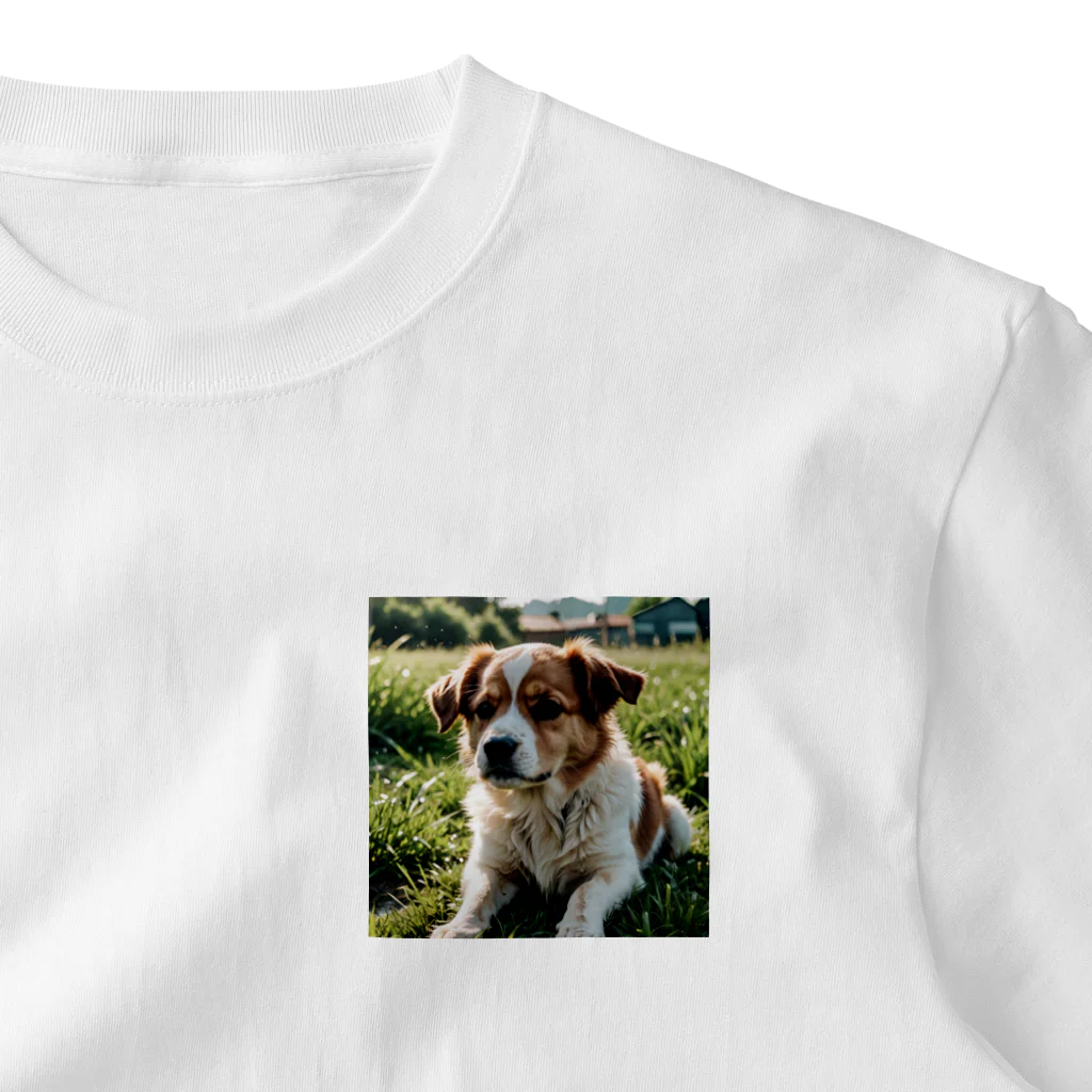 kokin0の草むらで斜めを見つめる犬 dog looking for the anywhere ワンポイントTシャツ