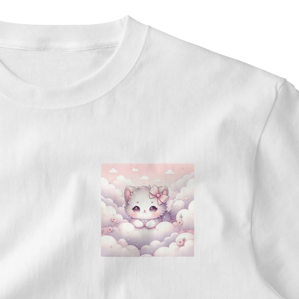 Snow-peaceの「雲の中のふわふわ子猫」 ワンポイントTシャツ