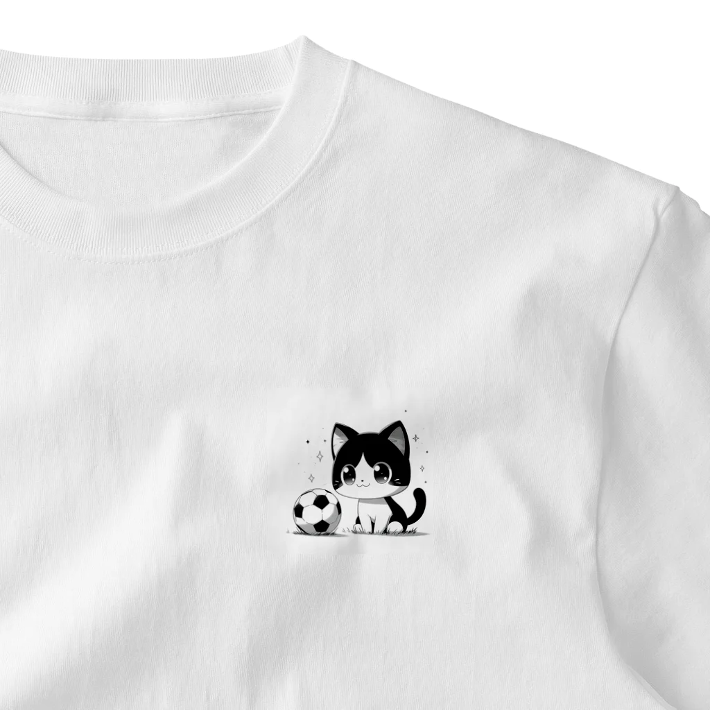 ボールボーイの猫とサッカーボール ワンポイントTシャツ