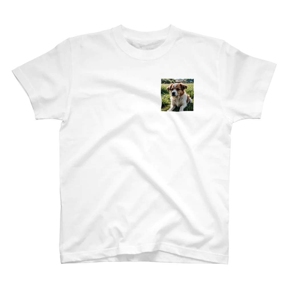 kokin0の草むらで斜めを見つめる犬 dog looking for the anywhere One Point T-Shirt