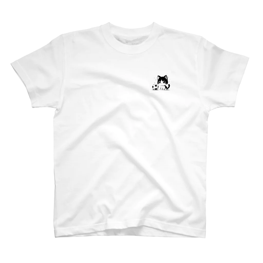 ボールボーイの猫とサッカーボール One Point T-Shirt