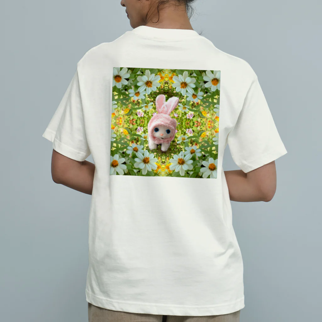 ❀おちゃめの部屋❀の草原をお散歩するミルキーちゃん☆ Organic Cotton T-Shirt