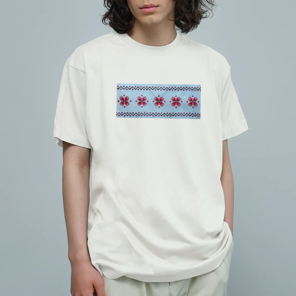 ウクライナ支援_Sachanのウクライナの民族衣装ヴィシバンカの刺繍風（横） Organic Cotton T-Shirt