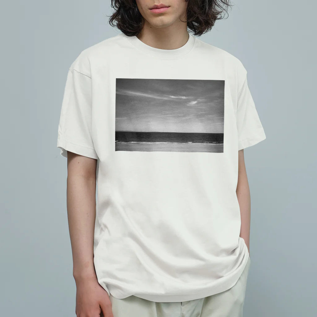 TATTUの海水浴場の海と空と雲 オーガニックコットンTシャツ