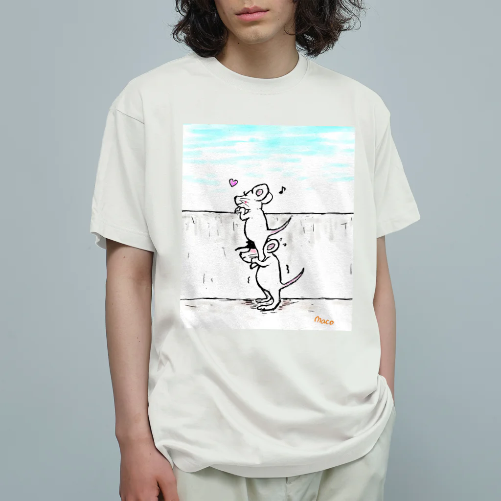 macomaco SUZURISTOREの海辺を見つめるリリー、支えるジョーイ Organic Cotton T-Shirt