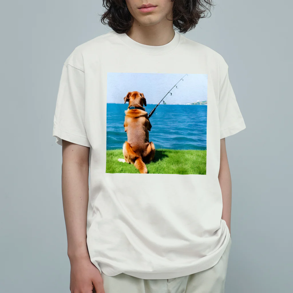 the dog is ⚫︎⚫︎ing ✖️✖️のthe dog is fishing fish Organic Cotton T-Shirt