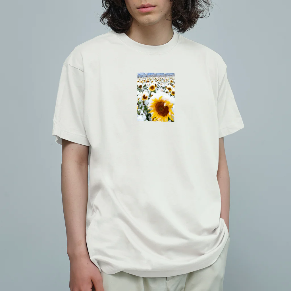 kazu_gの季節外れの雪の中のに咲く、季節外れのヒマワリ オーガニックコットンTシャツ