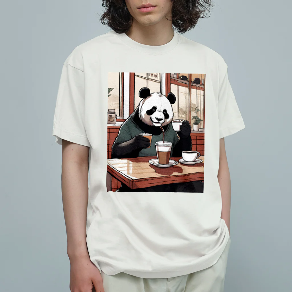 ワンダーワールド・ワンストップの喫茶店でコーヒーを飲むパンダ Organic Cotton T-Shirt