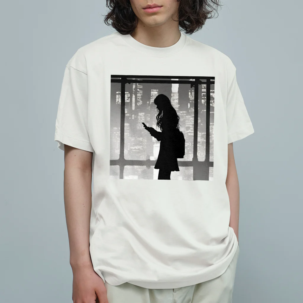 しるえっとのスマホを操作するエモーショナルな雰囲気の女性 Organic Cotton T-Shirt