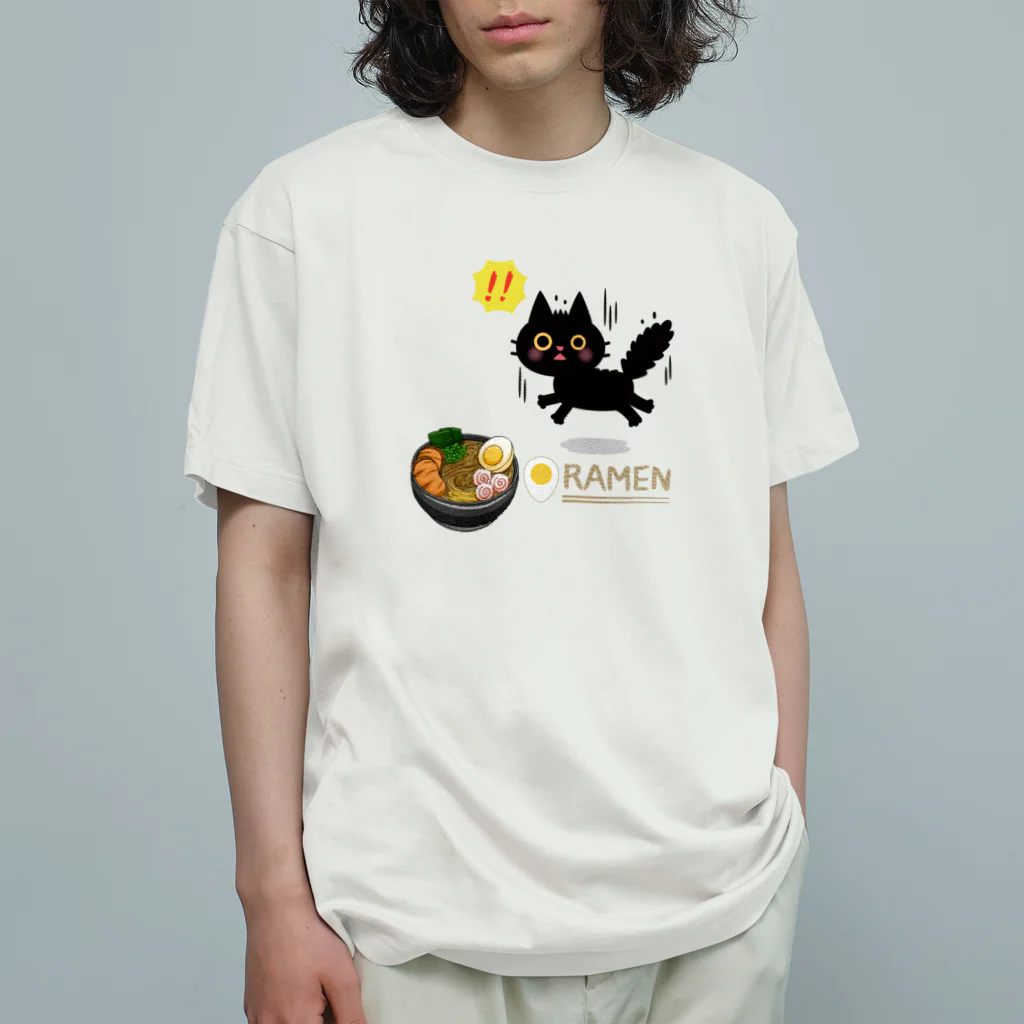 MirofuruDesignのラーメンが大好きな黒猫がラーメンを見つけて驚いている Organic Cotton T-Shirt