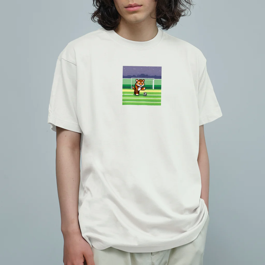 クロスクリエイティブのサッカーをしているトラ オーガニックコットンTシャツ