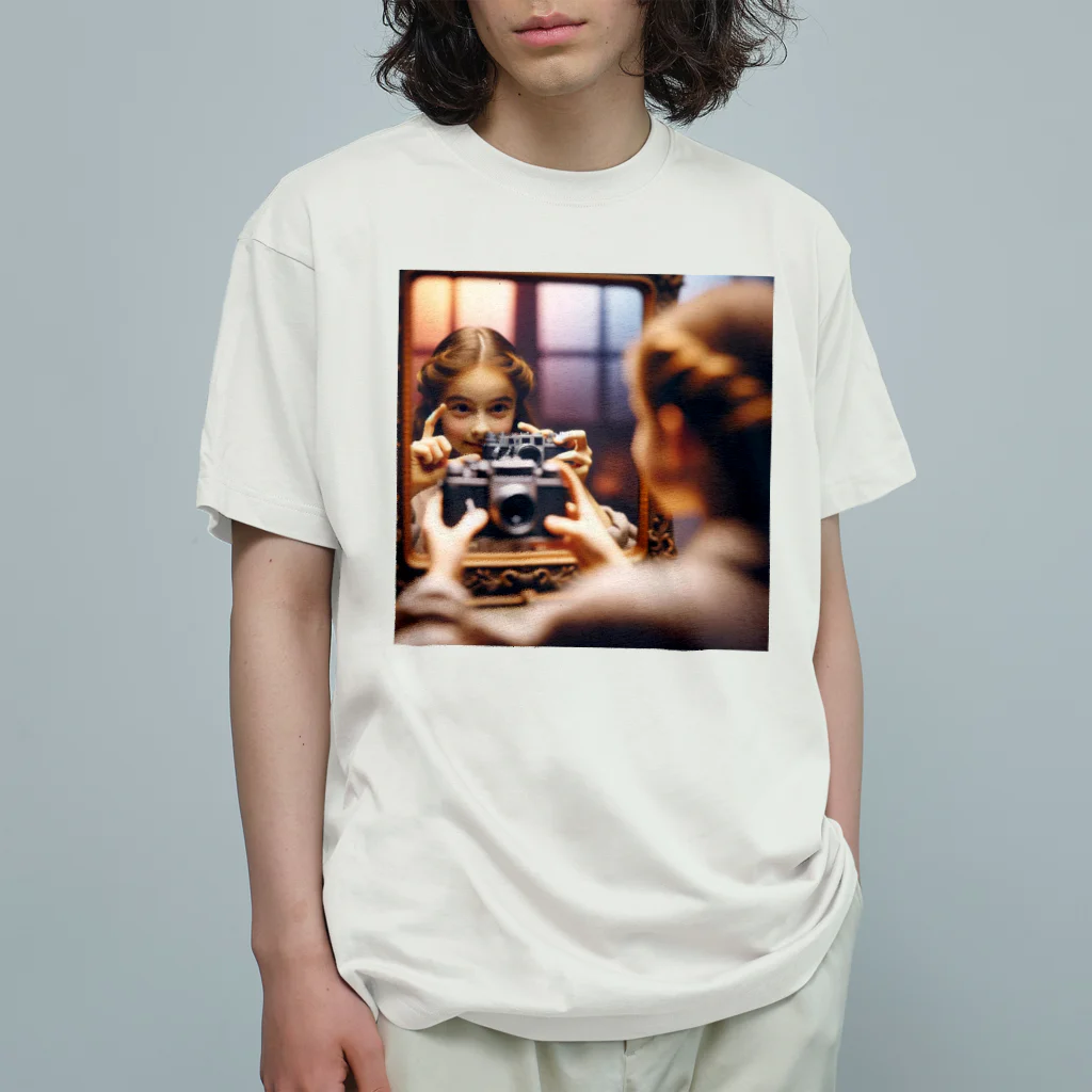 AI間違い探しの鏡に映ったカメラを構えた女の子 Organic Cotton T-Shirt