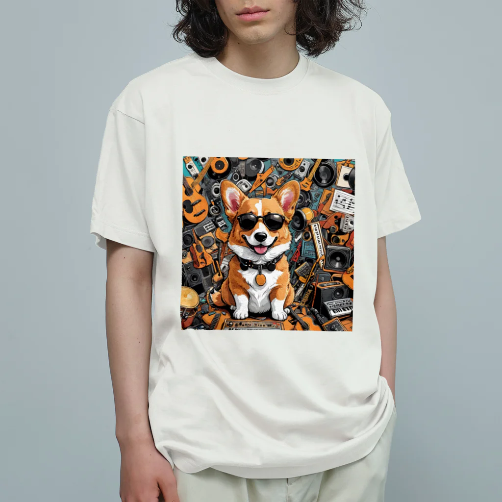 アニマルアーティファクトの楽器に囲まれているコーギー オーガニックコットンTシャツ