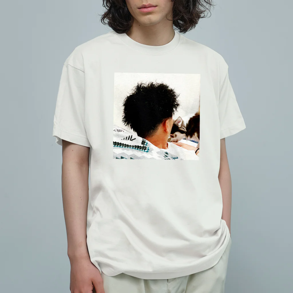 ma_vckの男性と愛らしいワンちゃんが共演するスタイリッシュな日常シーン Organic Cotton T-Shirt