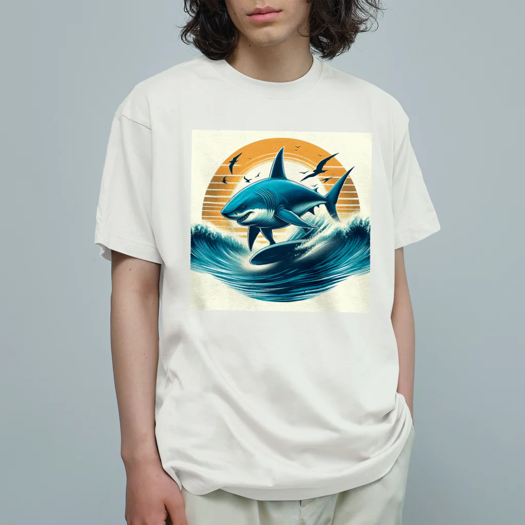 juten8のサメのサーフィン Organic Cotton T-Shirt