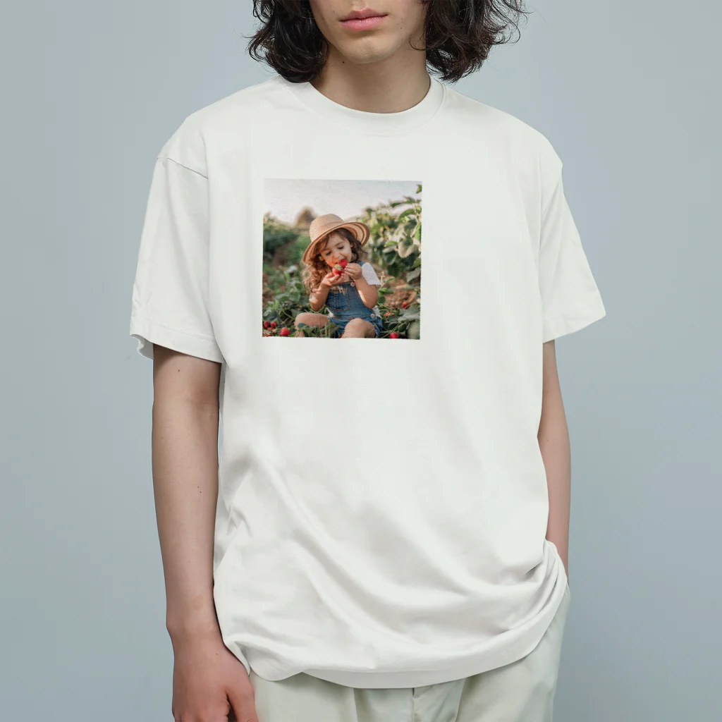 AQUAMETAVERSEの苺狩りで口にほうばんでいる女の子　ラフルール　1859 Organic Cotton T-Shirt