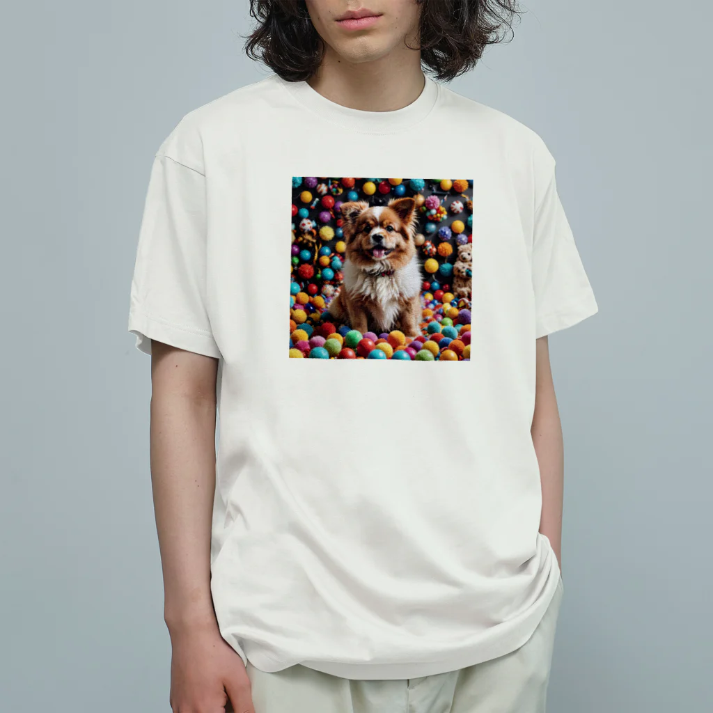 kaerinofficeのかわいいワンちゃんがたくさんのカラフルなボールの中で遊んでいる写真。 Organic Cotton T-Shirt