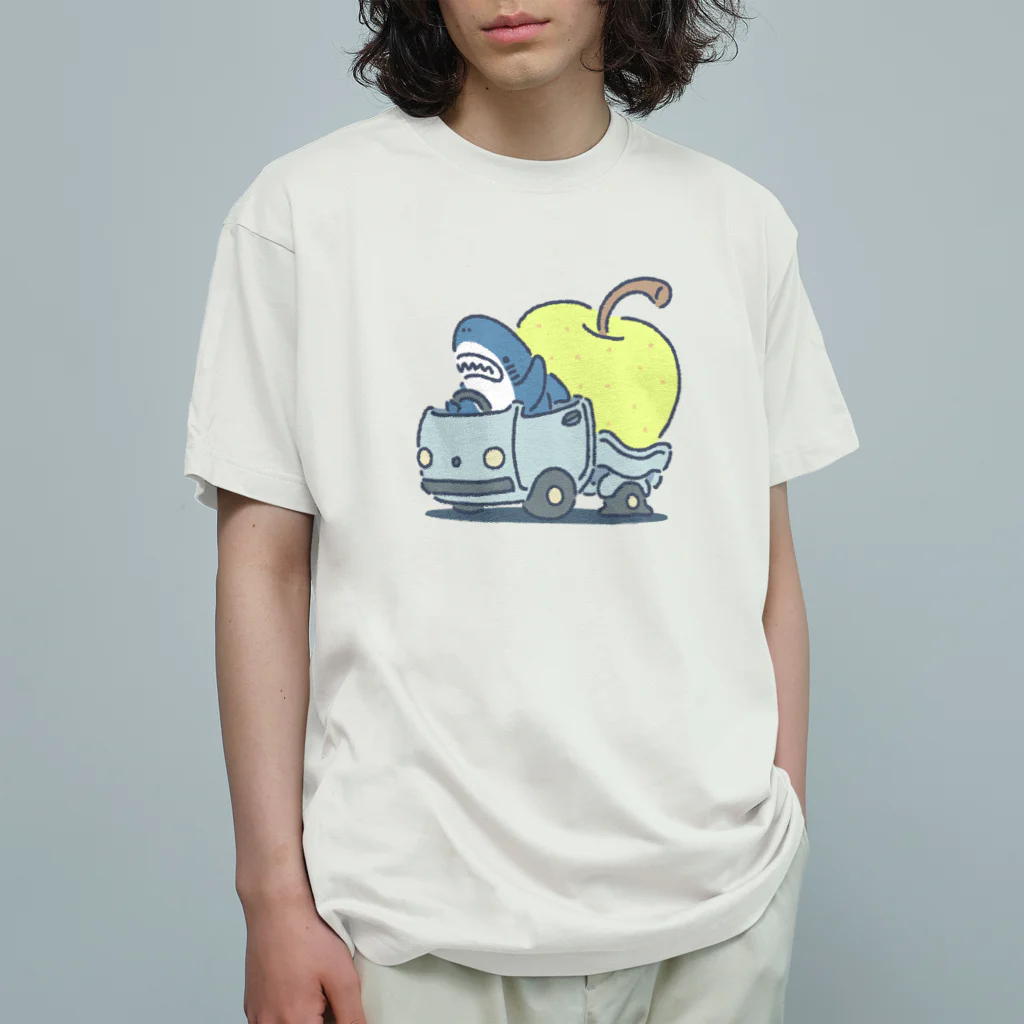 サメ わりとおもいの巨大梨を収穫したサメ Organic Cotton T-Shirt