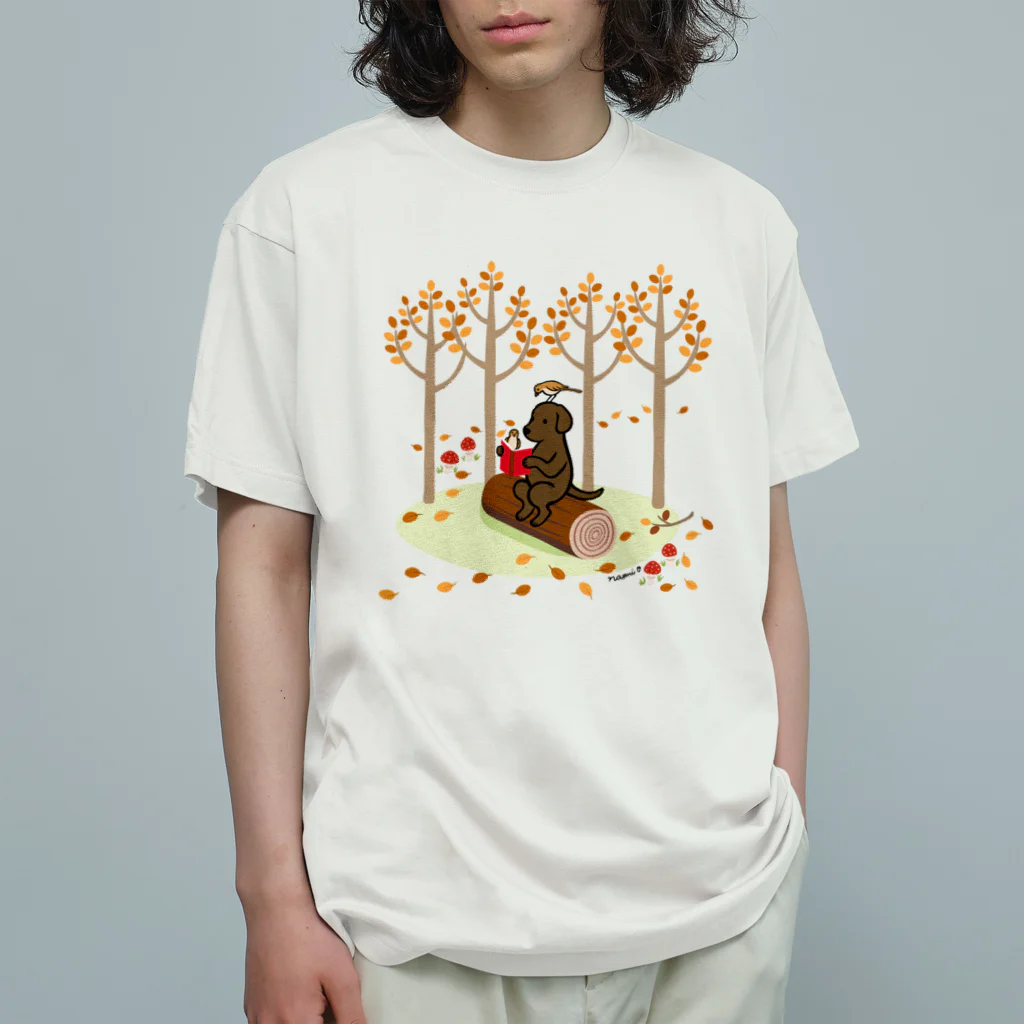 ハッピー・ラブラドールズの森で読書をするチョコレートラブラドール Organic Cotton T-Shirt