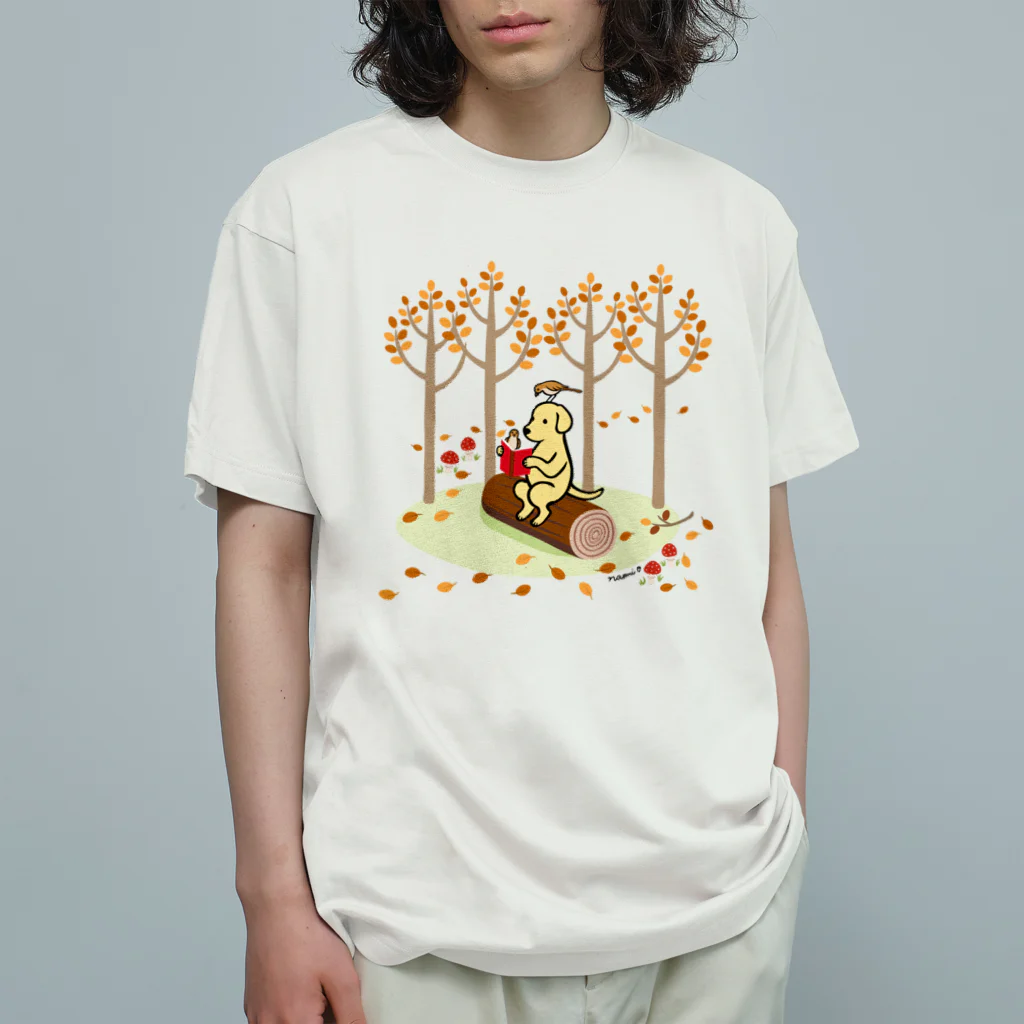 ハッピー・ラブラドールズの森で読書するイエローラブラドール Organic Cotton T-Shirt