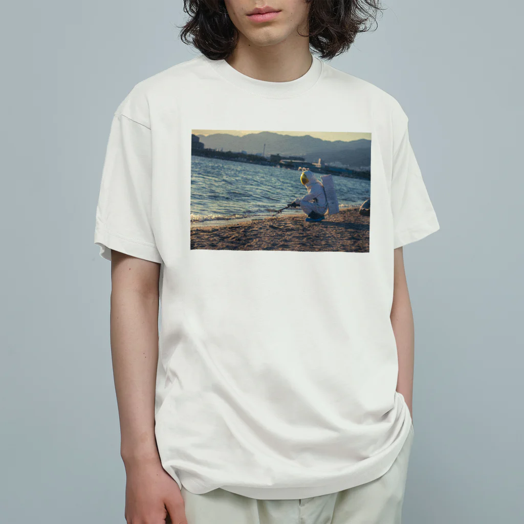 宇宙飛行士の日常の海辺の宇宙飛行士 Organic Cotton T-Shirt