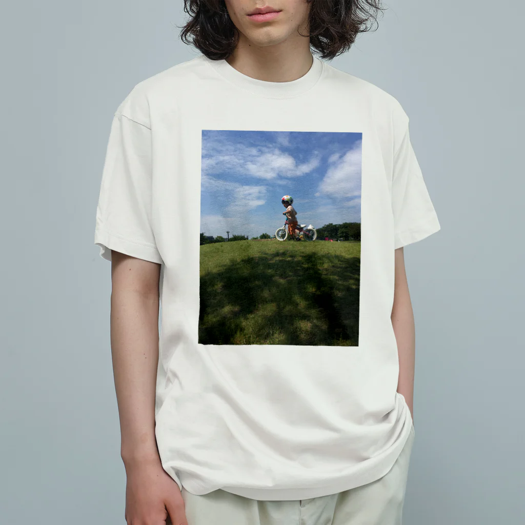 むぎねこ®️39W1D→3さいの青空の下キックバイク Organic Cotton T-Shirt