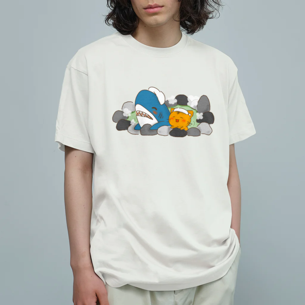 はるる堂の猫の茶トラさんサメさんと仲良し温泉 Organic Cotton T-Shirt