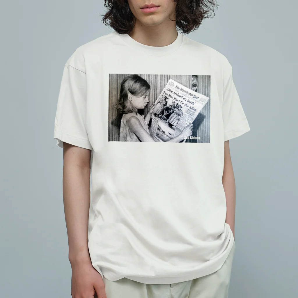 JIROの新聞を読む少女 オーガニックコットンTシャツ